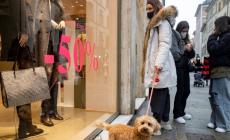 La pioggia e il Covid frenano per ora gli acquisti