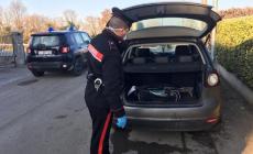 Inseguiti dai carabinieri, i ladri riescono a fuggire. Ritrovata l'auto: era piena di arnesi da scasso