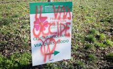 Imbrattati i cartelli dell'hub vaccinale
