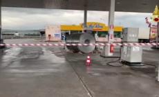 Tir fuori controllo distrugge il distributore di un autogrill in A4 - Video