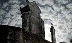 Resta chiusa nel cimitero: muore cercando di uscire