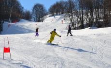 Festa sulla neve con sci e slittini