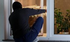 Tutti in salotto a guardare la tv. Si apre piano la porta: è un ladro