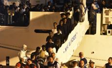 Sbarcati i migranti dalla nave Diciotti: saranno distribuiti tra Chiesa, Albania e Irlanda Foto