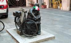 Mascherina tricolore sulla statua del Màt Sicur