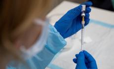 "Il vaccino è invasivo per il dna", giudice di Firenze reintrega una psicologa no vax