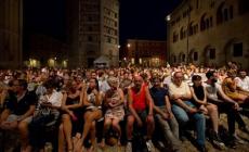 In duemila per i Momix. Con polemica