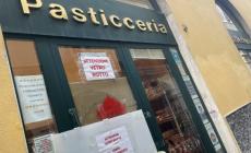 Pub, pasticceria, bar, negozi e ristorante: raffica di spaccate nella notte