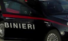 Scoperto mentre cerca di rubare da un'auto: aggredisce e minaccia i proprietari