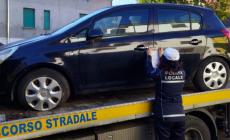 Polizia locale, «caccia» alle auto abbandonate