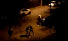 Via Leporati: botte tra bande alle 9 di sabato sera. E gli altri filmano