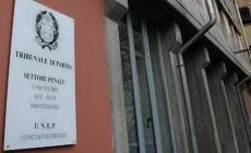 Ginocchiate e colpi di scopa al marito davanti alla figlia
