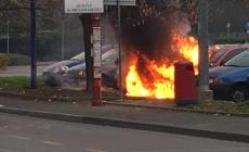 Via Colli, due auto in fiamme: le foto