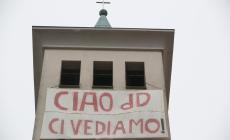 Uno striscione sul campanile per il parroco in ospedale