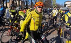 In bici viene &laquo;agganciato&raquo; e trascinato da un'auto pirata