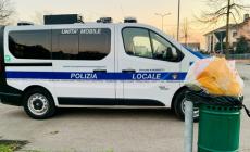 Getta i rifiuti domestici nel bidone pubblico ma viene scoperta: multa da 104 euro