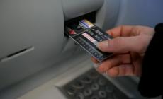 Si impossessa di una carta bancomat e va a fare la spesa: denunciato