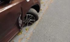 Via Milano, prima di finire contro un albero danneggia altre tre auto - Foto