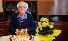 Gli strepitosi 104 anni di nonna Angiolina, in grandissima forma per la sua festa