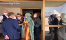 L'abbraccio di Silvia alla mamma e alla sorella, l'inchino del papà - Video 