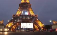 La Tour Eiffel si illumina per omaggiare i lavoratori essenziali - Video