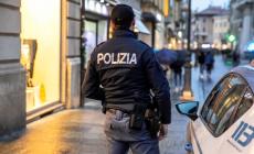 Via Cavour, 19enne sotto choc: «Minacciata con un coltello»