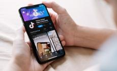 TikTok aumenta l'età per poter fare video in diretta: da 16 a 18 anni