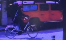 Negoziante lascia la bici elettrica pochi secondi davanti al negozio: la ruba un ragazzino