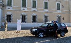 Trova un portafoglio pieno. E lo restituisce al proprietario