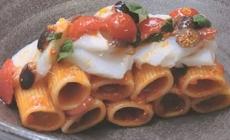 Rigatoni con pomodoro, basilico, olive nere e baccalà
