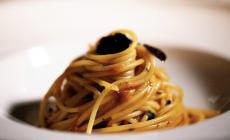 Spaghettone al mare, polpa di riccio cruda e piccola quenelle di caviale italiano