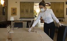 I ristoratori: &laquo;Tavoli a 2 metri, sanificazione e cartelli in inglese. Ma i dubbi sono tanti&raquo;