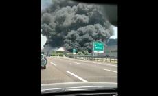 Incendio a Marghera: la colonna di fiamme e fumo - Il video