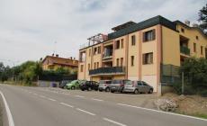 Schianto contro un'auto: motociclista ricoverato al Maggiore