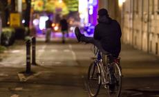 &laquo;Per farsi largo sul marciapiedi quel pusher in bici mi ha sputato addosso&raquo;