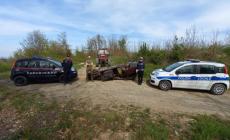 Auto abbandonata nel bosco da anni: rimossa con un trattore
