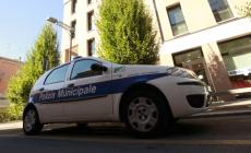 Due sorelle di 27 e 17 anni sfregiate con l'acido in strada a Napoli