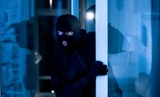 Raid nella villetta e fuga con l'automobile rubata ai padroni di casa