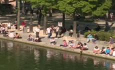 A Parigi in migliaia approfittano dell'uscita dal lockdown - Video
