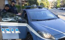 Vede la ex col nuovo compagno e lo aggredisce
