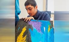 La sua voce è affidata a tele e colori: giovane artista autistico espone al Podere Emilia