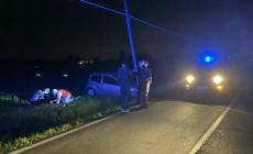 Sorbolo, in stato di alterazione finisce fuori strada e danneggia palo della telefonia