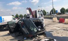 'Decolla' con l'auto alla rotatoria e finisce a ruote all'aria nel parcheggio - Foto 