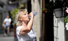 Idratazione e cibi ricchi acqua per affrontare  il caldo record