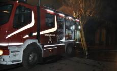 Casa in fiamme, gravi danni. E il cagnolino muore soffocato dal fumo