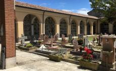 Entra nel cimitero per dar da bere al cane: le rubano la borsetta
