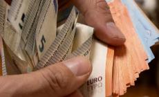 Trova a terra un portafoglio con 450 euro e lo restituisce