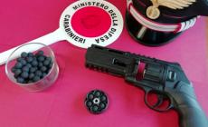 Vicini litigano nell'androne di casa: uno colpito con una pistola da «softair»