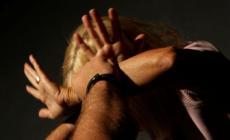 Cinghiate con i cavi del computer al figlio di 7 anni e pugni alla moglie: condannato