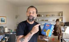 Barilla collabora con Fabio Volo e dona 100 mila euro a chi supporta le persone in difficoltà